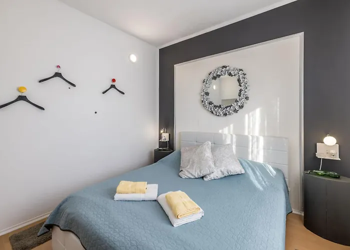 Book Apartment *